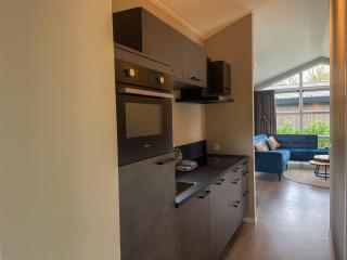 Beautiful chalet on the water in a holiday park - Veldhoven - 7