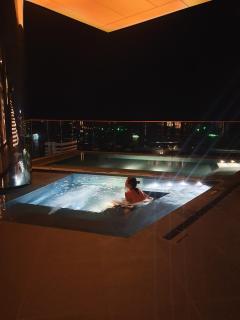 Edge Central Pattaya SeaView with Infinity Pool & Free Netflix - Pattaya - 1