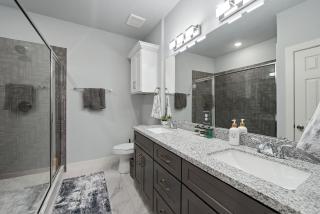 Modern Duplex near Downtown Houston with Indoor Basketball Court and Surround Sound TVs - Houston - 1