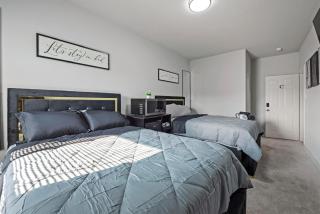 Modern Duplex near Downtown Houston with Indoor Basketball Court and Surround Sound TVs - 4