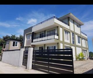A & G Lodge - - 5