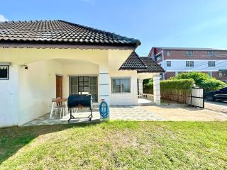 Cozy 3 BR house & green lawn near Airport & Old town - 3