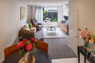 Charming 3-Bedroom Escape Carpark - Christchurch - 8