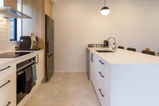 Charming 3-Bedroom Escape Carpark - Christchurch - 1