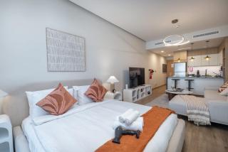 Chic Modern Studio Apartment for 2 in JVC! - Dubái - 1