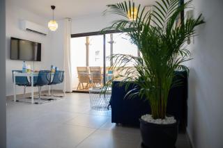 Seaside Modern Flat with Pool Queens Gardens 211 - Kato Paphos - 0