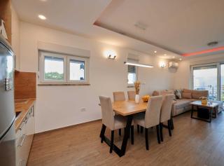 Exclusive Okrug Gornji Apartment with Shared Pool - Trogir - 4