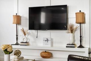 Bright & Cozy 2-Bedroom Basement Suite - 3