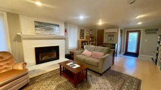 Near downtown with hot tub sleeps seven - 9