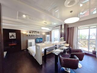 Найбільше ліжко у Полтаві Мережа Alex Apartments Цілодобово безконтактне заселення - 3