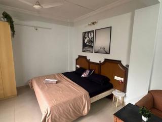 Sabr Private Comfort Studio with AC WiFi Kitchenette Balcony - 9