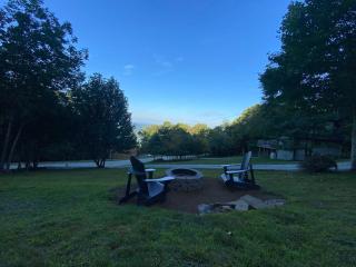 Mtn retreat with view - fire pit - mins to App St - Boone - 2