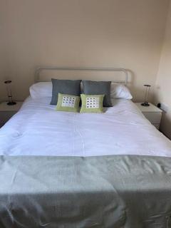 One Bedroom Bungalow No1 - Secure Gated Parking - Basildon - 0