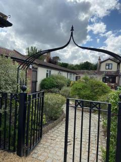 One Bedroom Bungalow No1 - Secure Gated Parking - Basildon - 3