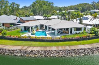 Lakeside Luxury, stroll to beach & restaurants- Pets Welcome - Trinity Beach - 0
