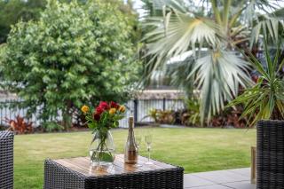 Lakeside Luxury, stroll to beach & restaurants- Pets Welcome - Trinity Beach - 2