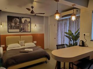 Terra Private Studio with Balcony WiFi Ac Smart TV Kitchenette Washing Machine - Pune - 0
