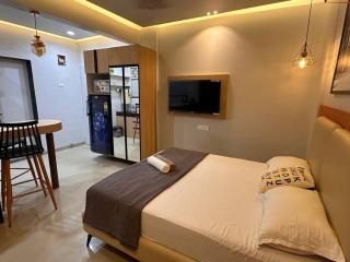 Terra Private Studio with Balcony WiFi Ac Smart TV Kitchenette Washing Machine - Pune - 2