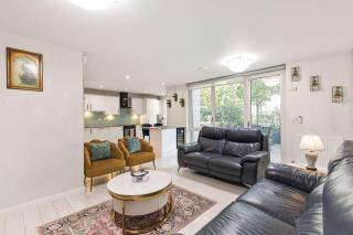 Luxury Home In London - Brentford - 8