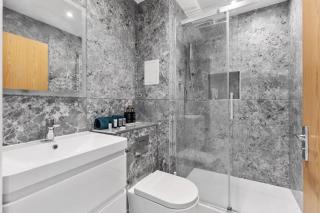 Luxury Home In London - Brentford - 1