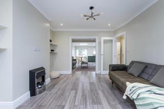 A wonderful and spacious house in a charming road - Morden - 6