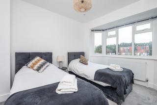 A wonderful and spacious house in a charming road - Morden - 4