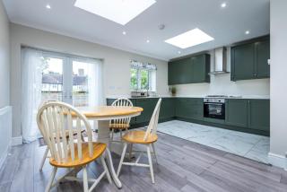 A wonderful and spacious house in a charming road - Morden - 1