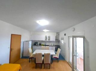 Seaside Okrug Gornji Apartment with Terrace and Patio - Trogir - 2