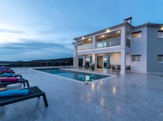 Luminous Infinity Villa with Pool and Gym - Rogoznica - 9