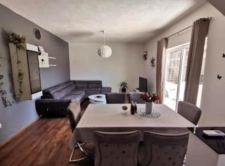 Quiet Family-Friendly Trogir Apartment - Trogir - 5