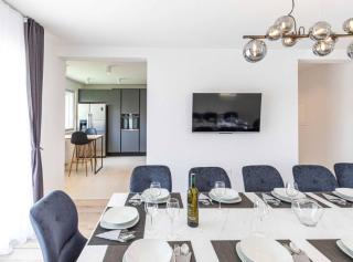 Expansive Retreat with Private Pool & BBQ, Near the Beach - Kaštela - 1