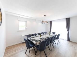Expansive Retreat with Private Pool & BBQ, Near the Beach - Kaštela - 2