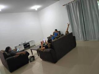 OYO HOME 90769 Flo Inn Homestay Bsi - Kampong Parit - 3