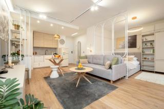 Bright Studio Milionowa in Łódź Perfect for Remote Work by Noclegi Renters - Łódź - 7