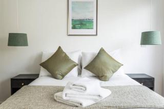Split Level 3 Bedroom Top Floor Flat - 2