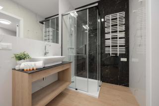 Air Conditioned Apartment with Parking and Desk for Remote Work in Warsaw by Noclegi Renters - Warsaw - 6