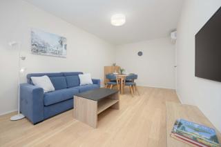 Air Conditioned Apartment with Parking and Desk for Remote Work in Warsaw by Noclegi Renters - Warsaw - 1