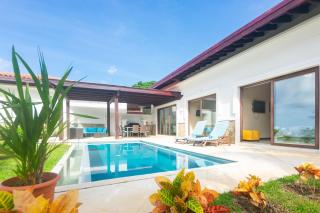 Pristine Bay Beach Home 104 - French Harbor - 2