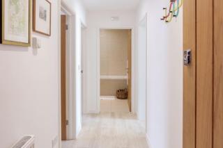 Elegant Epsom Modern Apartment - 3