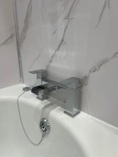 3 Bedroom Perfect Guest Home Sleeps 7 with parking, HU3 - Hull - 4