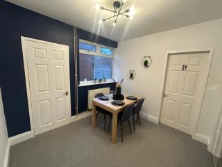3 Bedroom Perfect Guest Home Sleeps 7 with parking, HU3 - 4