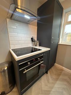3 Bedroom Perfect Guest Home Sleeps 7 with parking, HU3 - 2