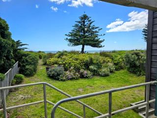 Beachfront Getaway - Waikanae Beach Holiday Home - Waikanae - 9