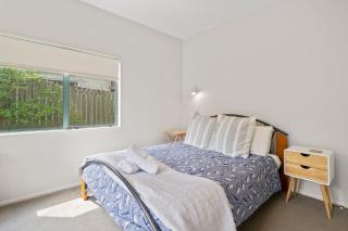 Beachfront Getaway - Waikanae Beach Holiday Home - Waikanae - 5