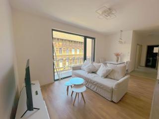Spacious rooms with Balcony and Garage - Budapest - 3