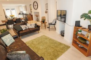Rare 3-Bed, 3 Bath House, 2 En-Suites, Free Parking, Harrogate - 1