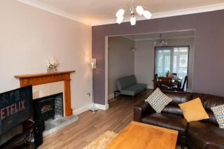 New! Spacious 3Br Sleeps 6 With Free Parking, Wi-Fi and Netflix - Frimley - 0