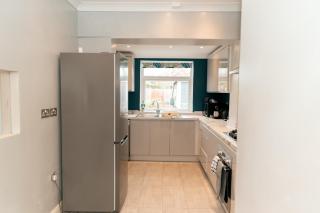 New! Spacious 3Br Sleeps 6 With Free Parking, Wi-Fi and Netflix - Frimley - 3