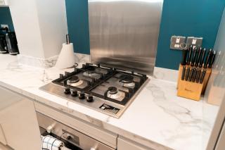 New! Spacious 3Br Sleeps 6 With Free Parking, Wi-Fi and Netflix - Frimley - 1