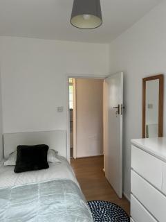 Cosy 5 Bed Apartment in Highgate - 2